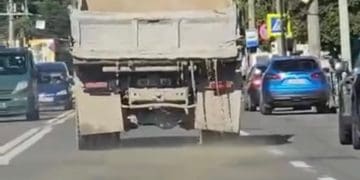 На центральній вулиці у Тернополі з вантажівки виливався бетон