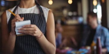 Родину вигнали із кафе у Тернополі через гучну дитину, у якої аутизм