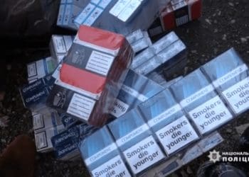 Майже півтисячі підроблених пачок цигарок і десятки літрів спирту виявили біля ринку у Тернополі