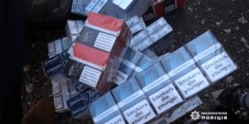 Майже півтисячі підроблених пачок цигарок і десятки літрів спирту виявили біля ринку у Тернополі