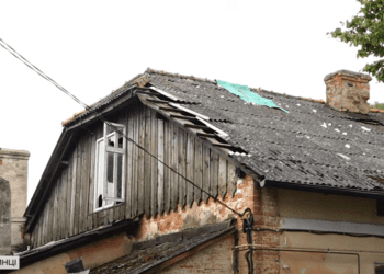 Синці через град і потрощені будинки: збитки від негоди підраховують у Копичинцях (Відео)