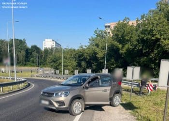 Через глюк сигналізації у тернополянки зупинилось авто на дорозі у Тернополі