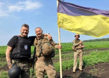 Тернопільський боєць передав з фронту прапор України, який майорить на саміті НАТО