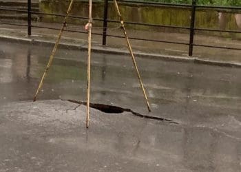 У центрі Тернополя утворилось провалля, рух громадського транспорту призупинили