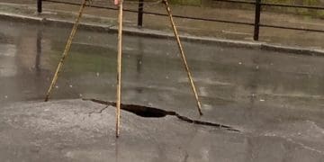 У центрі Тернополя утворилось провалля, рух громадського транспорту призупинили
