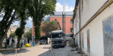 Тернополяни вийшли на протест проти реставрації Катедри (Відео)