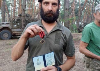Нагрудним знаком “Золотий Хрест” від головнокомандувача ЗСУ нагородили воїна з Підволочиської громади