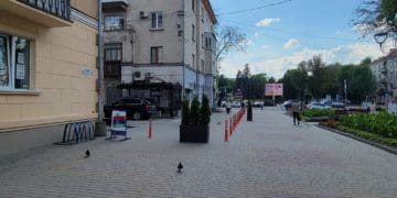 У центрі Тернополя з пішохідної зони зробили заїзд для автомобілів