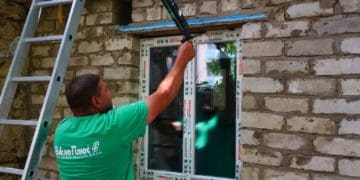 Вже 18 будинків повністю відновили на Херсонщині будівельники з Тернопільської області