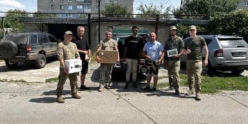 Мер норвезького міста приїхав велосипедом до Залізців і передав допомогу для ЗСУ