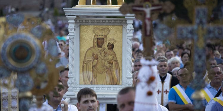 «Ми прийшли до Мами, щоб принести Їй наш біль»: у Зарваниці – Всеукраїнська проща