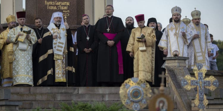 «Ми прийшли до Мами, щоб принести Їй наш біль»: у Зарваниці – Всеукраїнська проща