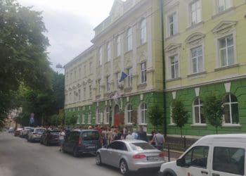 Батьки учнів Тернопільської Української гімназії просять реорганізувати освітній заклад без об’єднання