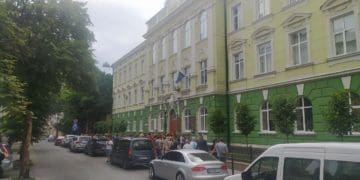 Батьки учнів Тернопільської Української гімназії просять реорганізувати освітній заклад без об’єднання