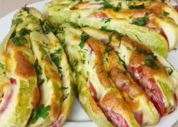 Кабачки з помідорами, сиром та сметаною у духовці: рецепт на вихідні