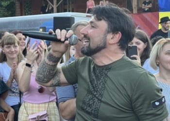 «Співaймо зaрaди перемоги»: Гурт KOZAK SYSTEM зaвітaв із концертом у Сaрaнчуки в урочище «Соколиця»