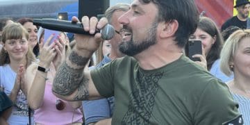 «Співaймо зaрaди перемоги»: Гурт KOZAK SYSTEM зaвітaв із концертом у Сaрaнчуки в урочище «Соколиця»