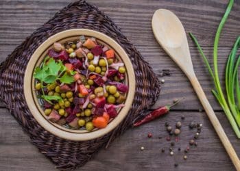 Вінегрет по-літньому: легкий рецепт з щавлем і молодою картоплею