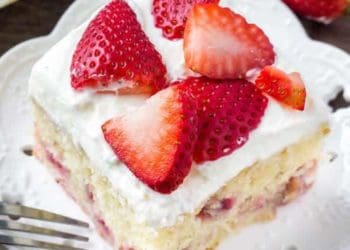 Сметанний торт з полуницею: рецепт на вихідні