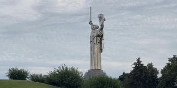 У столиці України монумент “Батьківщина-мати” перейменують на “Україна-мати”