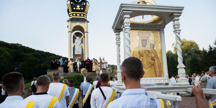 «Ми прийшли до Мами, щоб принести Їй наш біль»: у Зарваниці – Всеукраїнська проща