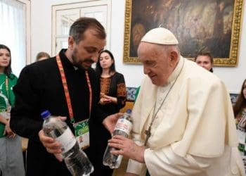 Колоски пшениці, коровай та «Зарваницьку» воду подарували Папі молоді люди з Тернопільщини