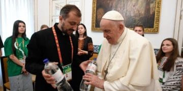 Колоски пшениці, коровай та «Зарваницьку» воду подарували Папі молоді люди з Тернопільщини