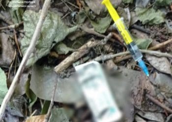 Шприц із, ймовірно, наркотиками виявили у чоловіка в одному із гаражних кооперативів у Тернополі