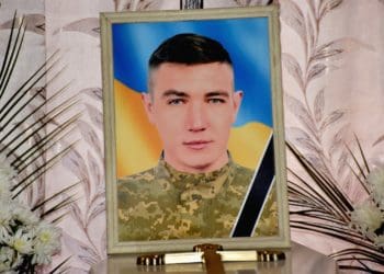 Йому навіки 28: із воїном Романом Шпуняром, який загинув у День Незалежності, попрощалися у Бучацькій громаді