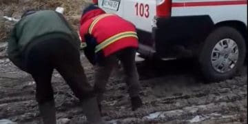 Швидку діставали з болота на Тернопільщині