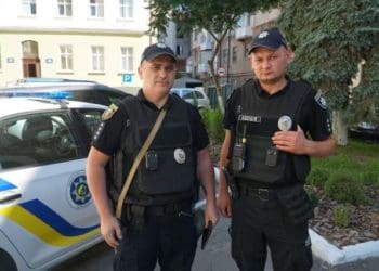 Тернопільські поліцейські ловили чоловіка, який хотів кинутись з вікна