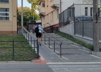 У Тернополі пандус обладнали поручнями але забули про бордюр