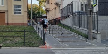 У Тернополі пандус обладнали поручнями але забули про бордюр