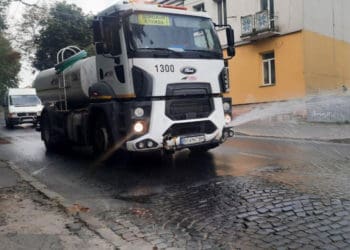 Щоб вберегти дороги у Тернополі працюють поливальні машини
