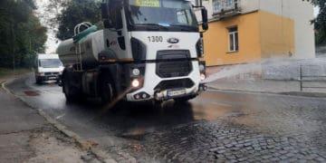 Щоб вберегти дороги у Тернополі працюють поливальні машини