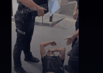 В Одесі поліцейський відправив у нокаут провокатора (Відео)