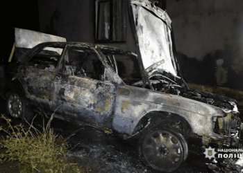 На Тернопільщині чоловік через неприязнь вщент спалив односельцю Мерседес