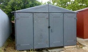 У Тернополі демонтують чийсь гараж