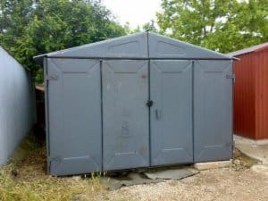 У Тернополі демонтують чийсь гараж