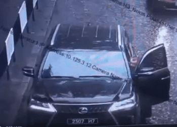 Львівський бізнесмен на Лексусі віддалено змінює номерні знаки з державних на звичайні (Відео)