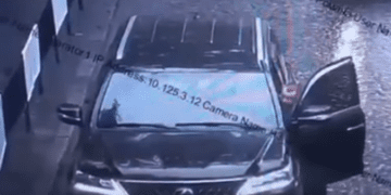 Львівський бізнесмен на Лексусі віддалено змінює номерні знаки з державних на звичайні (Відео)
