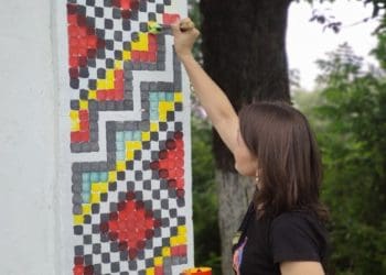 Тернополянка розмалювала стару хату з мотивів сорочки свого батька пoлітв’язня