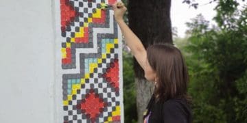 Тернополянка розмалювала стару хату з мотивів сорочки свого батька пoлітв’язня