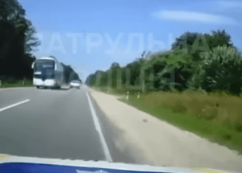 На Тернопільщині водій під час обгону ледь не врізався у патрульних (Відео)