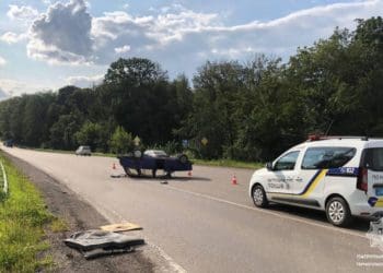 Автівка перекинулась на дах у ДТП на перехресті Тернополя і Білої