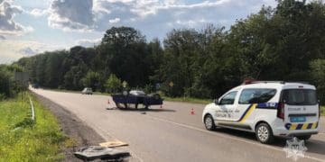Автівка перекинулась на дах у ДТП на перехресті Тернополя і Білої