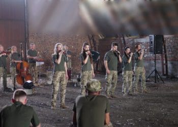 Відомі українські пісні заспівали для бійців підрозділів 105 окремої бригади тероборони