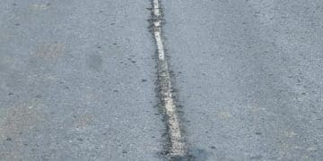 Цілісність полотна втрачена: на Тернопільщині сільгосптехніка пошкодила дорогу