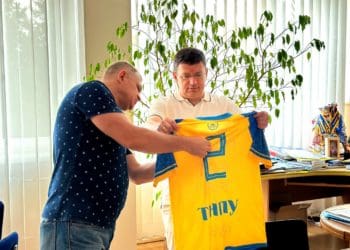 Збірна команда ТНПУ з футболу отримала комплект ігрової форми від іноземного партнера