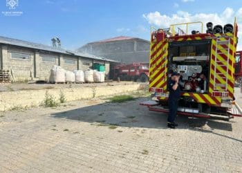 Пожежа на підприємстві виникла у селі Товсте: горіла покрівля складу